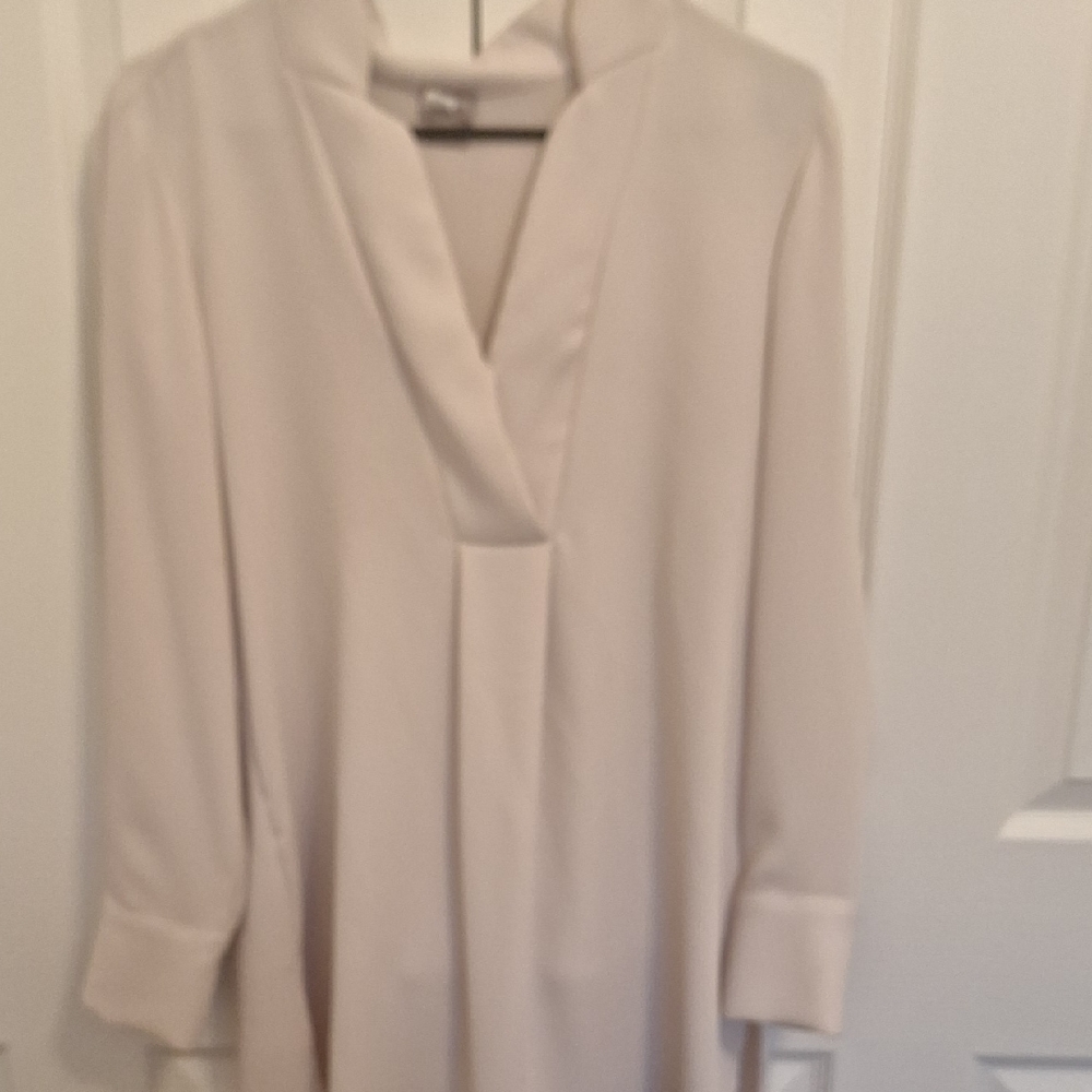 Chicos Size 1 (8/10) Classic, Old money, Elegant Cream Blouse